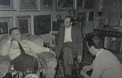 Una sera del 1955, a casa di un collezionista pratese  - Adon Brachi, al centro, fra Renato Birolli a sinistra e Rinaldo Frank Burattin, a destra di spalle