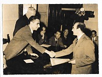 1953 - Il sindaco di Prato, Roberto Giovannini, consegna un premio ad Adon Brachi