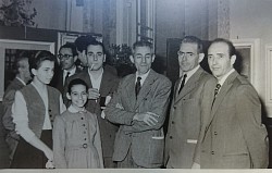 1955 - Adon Brachi (primo a destra) con alcuni amici ad una mostra