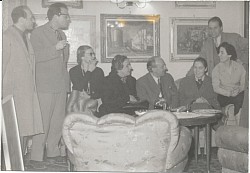 1955 - Adon Brachi (primo a sinistra) con Breddo, Saetti e signore in casa di un collezionista pratese
