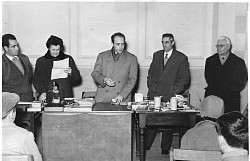 1953 - Adon Brachi (al centro) consegna i premi a un concorso di 